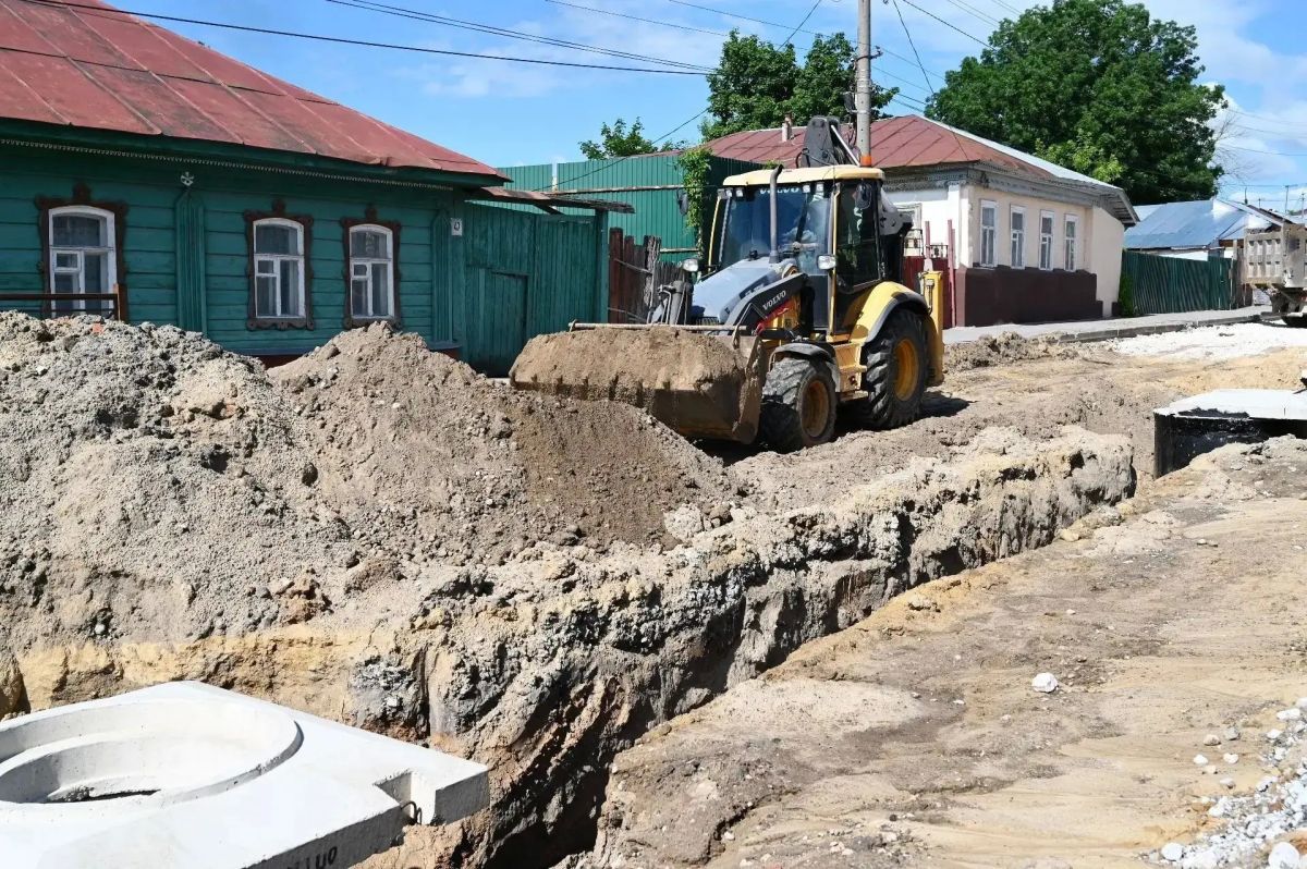 Мощный ремонт идёт на одной из главных улиц Ельца Мощный ремонт идёт на одной из главных улиц Ельца