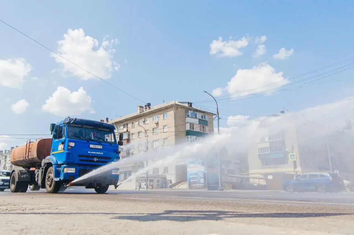 В Липецке усилили полив и уборку улиц из-за жаркой погоды В Липецке усилили полив и уборку улиц из-за жаркой погоды