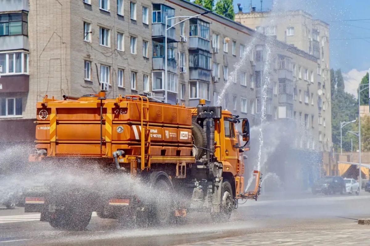 В Липецке усилили полив и уборку улиц из-за жаркой погоды В Липецке усилили полив и уборку улиц из-за жаркой погоды