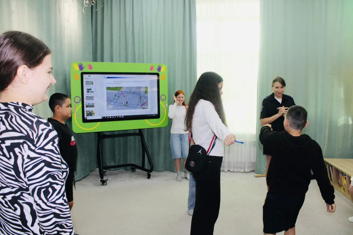 В Ельце транспортные полицейские и железнодорожники провели акцию «Уступи дорогу поездам!» В Ельце транспортные полицейские и железнодорожники провели акцию «Уступи дорогу поездам!»