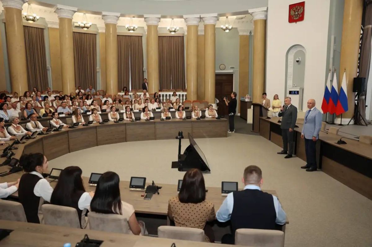 Вице-спикер облсовета Андрей Фролов поздравил МФЦ региона с 18-летием Вице-спикер облсовета Андрей Фролов поздравил МФЦ региона с 18-летием