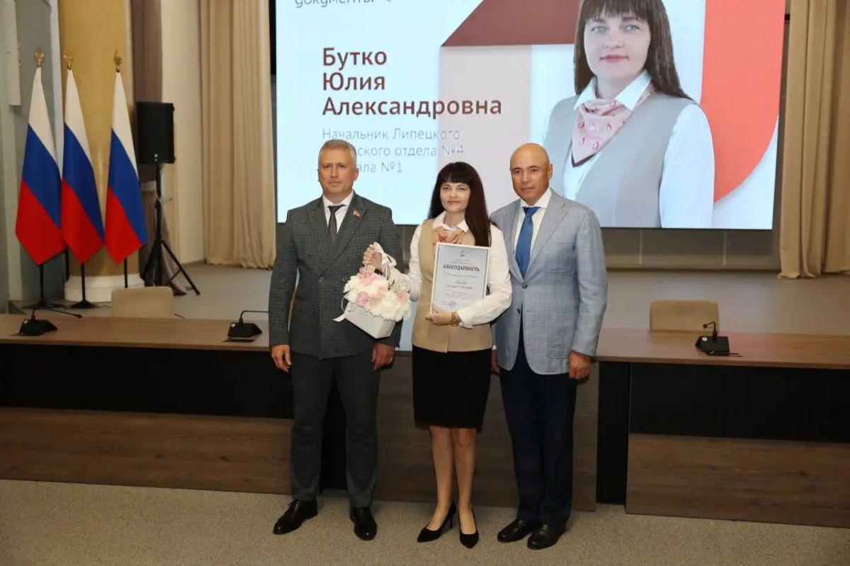 Вице-спикер облсовета Андрей Фролов поздравил МФЦ региона с 18-летием Вице-спикер облсовета Андрей Фролов поздравил МФЦ региона с 18-летием
