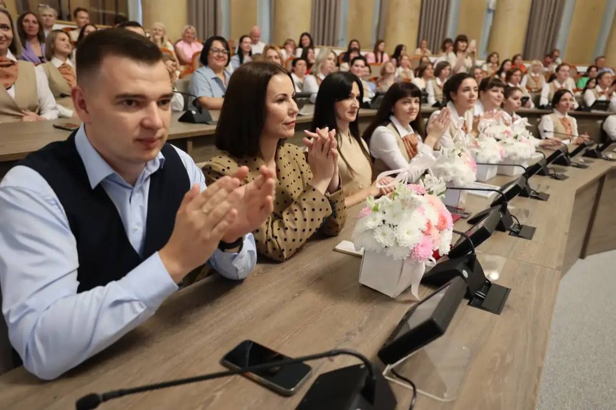 Вице-спикер облсовета Андрей Фролов поздравил МФЦ региона с 18-летием Вице-спикер облсовета Андрей Фролов поздравил МФЦ региона с 18-летием