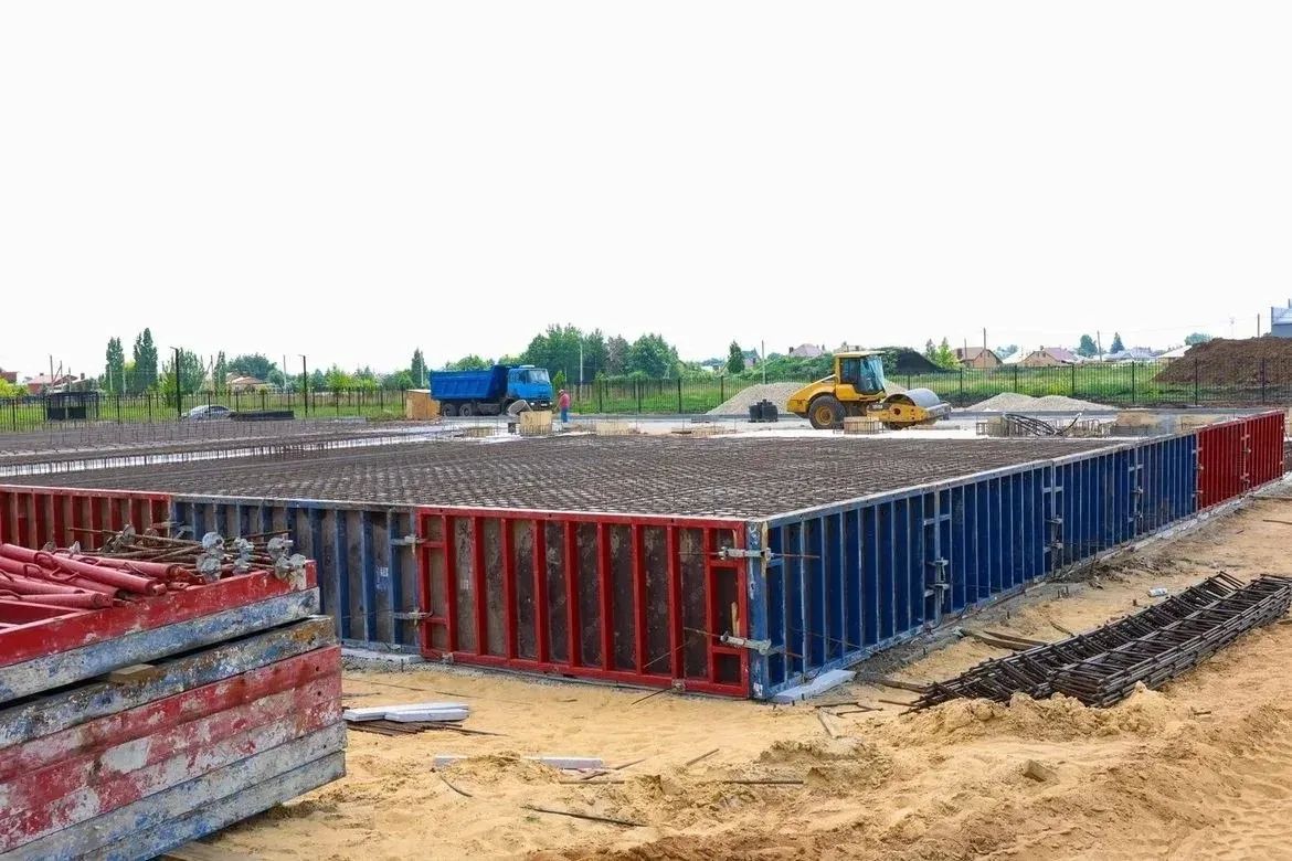 Через несколько месяцев под Липецком появится 25-метровый бассейн с шестью дорожками Через несколько месяцев под Липецком появится 25-метровый бассейн с шестью дорожками