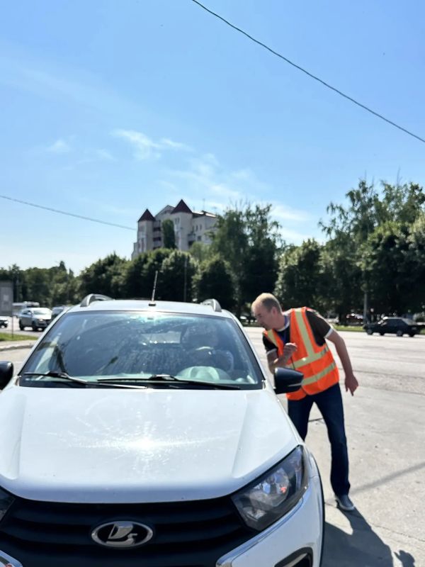Волонтёры в оранжевых жилетах работают на АЗС Липецка, сообщает мэр Михаил Щербаков Волонтёры в оранжевых жилетах работают на АЗС Липецка, сообщает мэр Михаил Щербаков