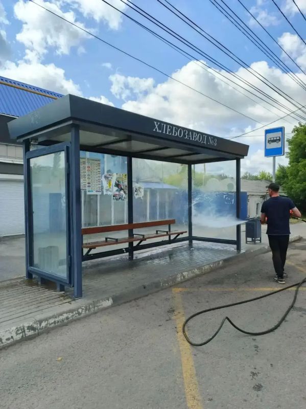 В Липецке моют автобусные остановки В Липецке моют автобусные остановки