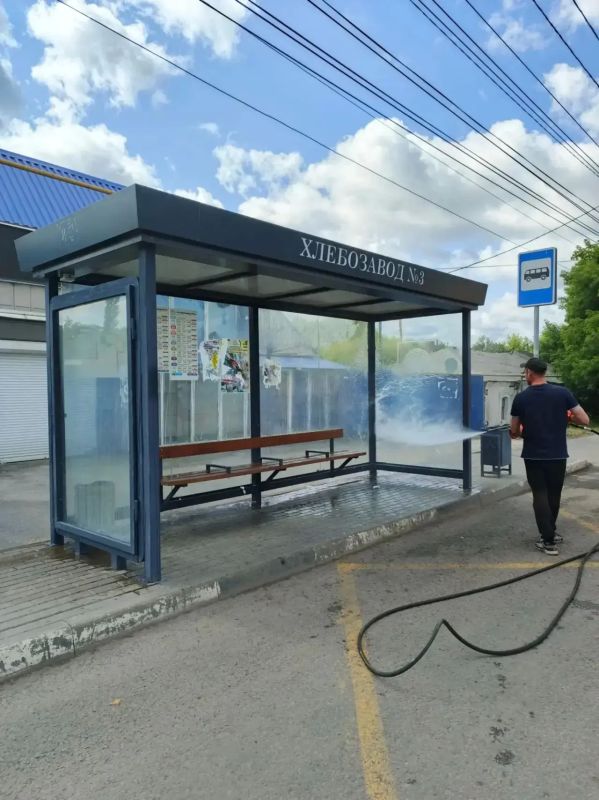 В Липецке приводят в порядок остановочные павильоны к Дню города В Липецке приводят в порядок остановочные павильоны к Дню города