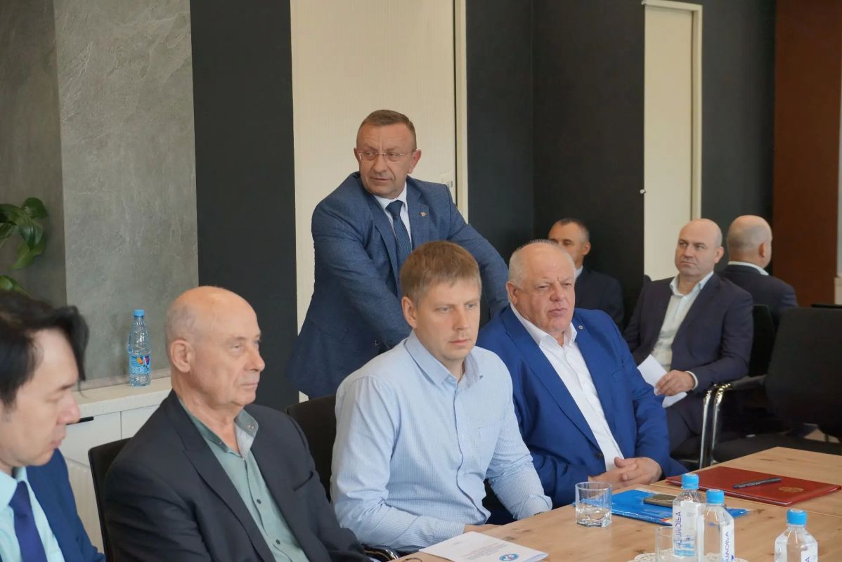 Два дня, 8 и 9 июля, в Магадане проходил семинар-совещание для председателей, системных администраторов территориальных избирательных комиссий региона и работников аппарата избиркома Два дня, 8 и 9 июля, в Магадане проходил семинар-совещание для председателей, системных администраторов территориальных избирательных комиссий региона и работников аппарата избиркома