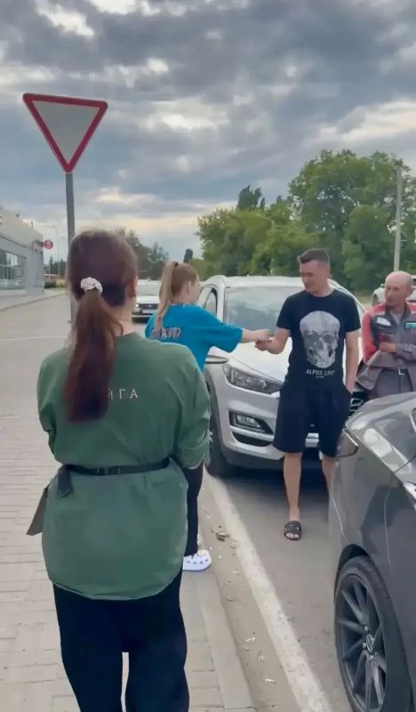 В Липецке на АЗС водителей, которые накануне ждали топливо, угощали вкусной едой и прохладными напитками В Липецке на АЗС водителей, которые накануне ждали топливо, угощали вкусной едой и прохладными напитками