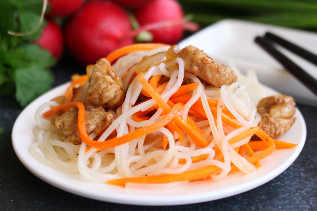 Фунчоза с курицей и овощами: быстрое и универсальное блюдо для любой трапезы
