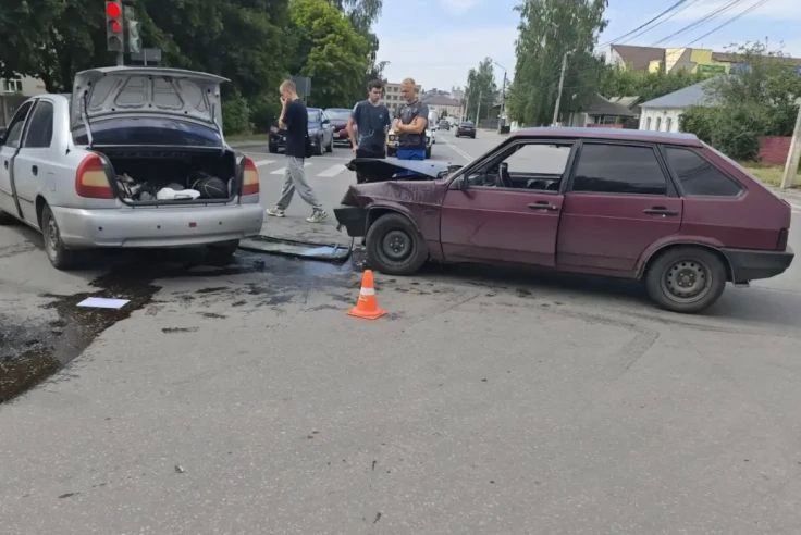 Два парня 20 лет и 21 года пострадали в аварии на ул. Орджоникидже в Ельце