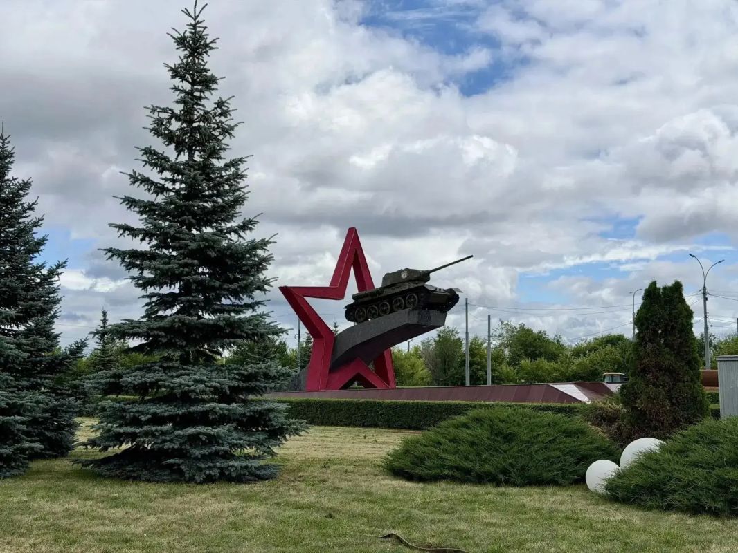 Участок трубы провалился на дороге у памятника Танкистам в Липецке