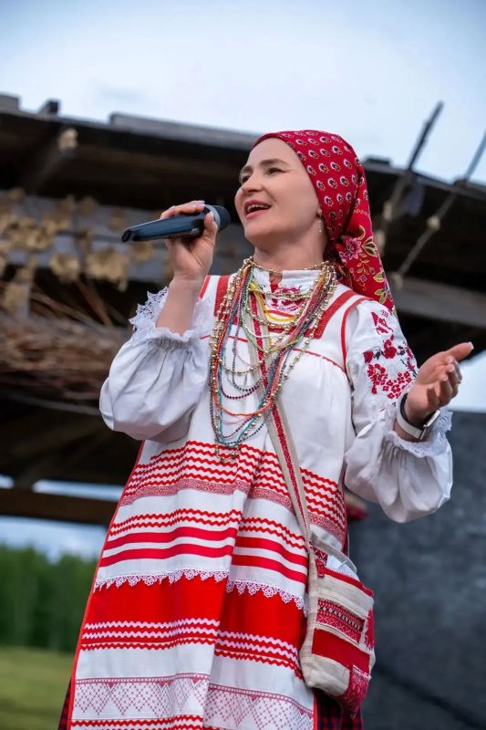 Прыгали через костёр и пускали венки по реке Пальна в Елецком округе гости, которые праздновали Ивана Купалу в парке «Аргамач» Прыгали через костёр и пускали венки по реке Пальна в Елецком округе гости, которые праздновали Ивана Купалу в парке «Аргамач»