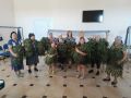Несколько поколений объединились и плетут маскировочные сети для бойцов в Доме культуры села Замартынье Добровского округа