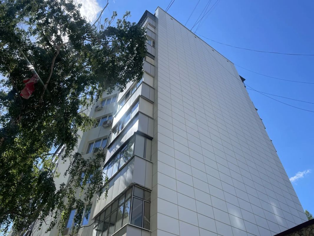 В Липецке на улице Папина капитально обновляют панельную девятиэтажку В Липецке на улице Папина капитально обновляют панельную девятиэтажку
