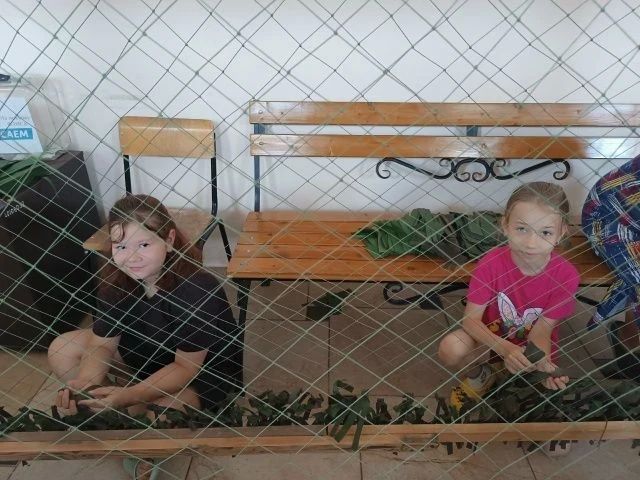 Несколько поколений объединились и плетут маскировочные сети для бойцов в Доме культуры села Замартынье Добровского округа Несколько поколений объединились и плетут маскировочные сети для бойцов в Доме культуры села Замартынье Добровского округа