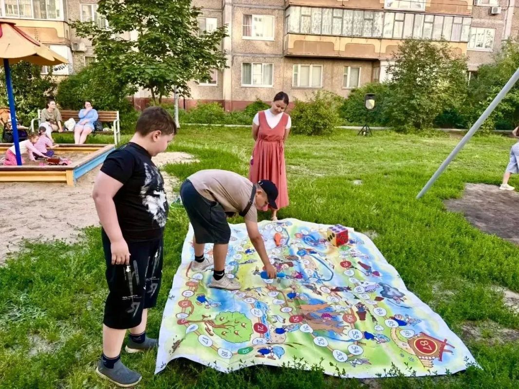 Яркий, шумный и очень душевный праздник пошел вчера для жителей дома №2 по улице Доватора Яркий, шумный и очень душевный праздник пошел вчера для жителей дома №2 по улице Доватора