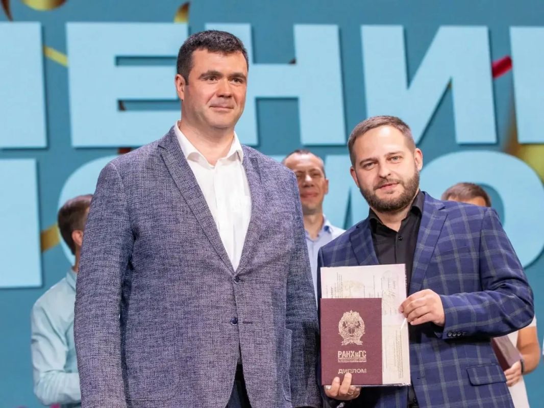 Выпускники липецкого филиала РАНХиГС получили дипломы на сцене театра танца «Казаки России» Выпускники липецкого филиала РАНХиГС получили дипломы на сцене театра танца «Казаки России»
