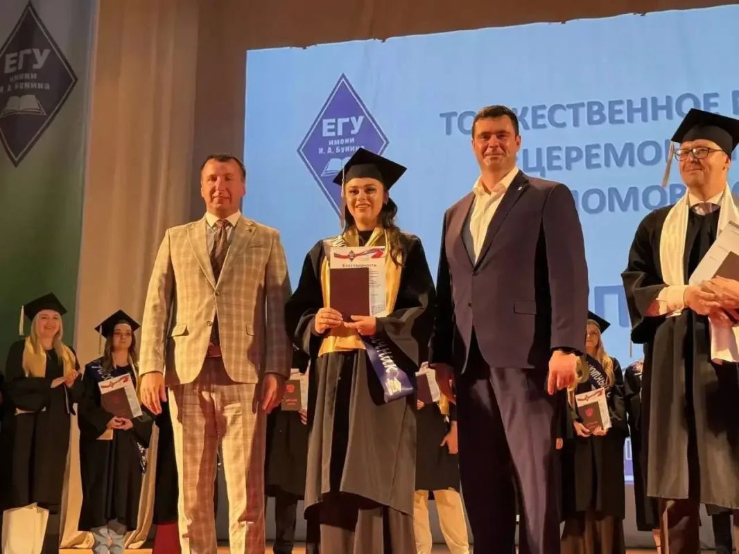 В ЕГУ им. И. А. Бунина прошла торжественная церемония вручения дипломов с отличием В ЕГУ им. И. А. Бунина прошла торжественная церемония вручения дипломов с отличием