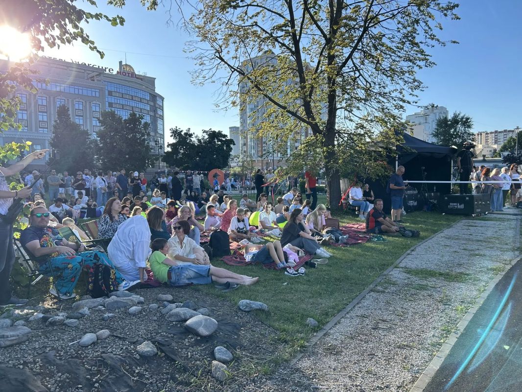 День города продолжается!. На Комсомольском пруду царит праздничная атмосфера День города продолжается!. На Комсомольском пруду царит праздничная атмосфера
