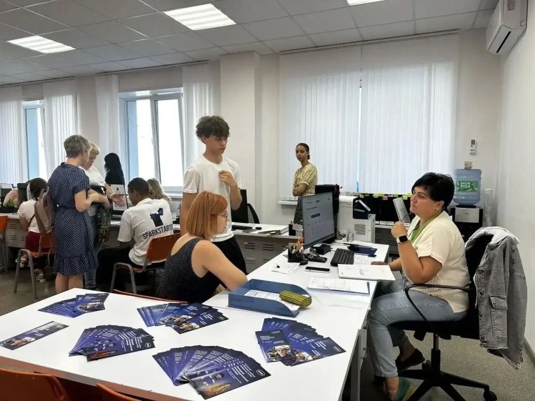 Студенты "Профессионалитета" помогают школьникам сделать осознанный выбор профессии Студенты "Профессионалитета" помогают школьникам сделать осознанный выбор профессии