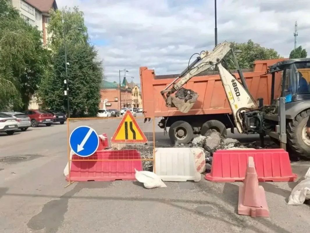 Укол в асфальт делает гидромолот на Первомайской в Липецке Укол в асфальт делает гидромолот на Первомайской в Липецке