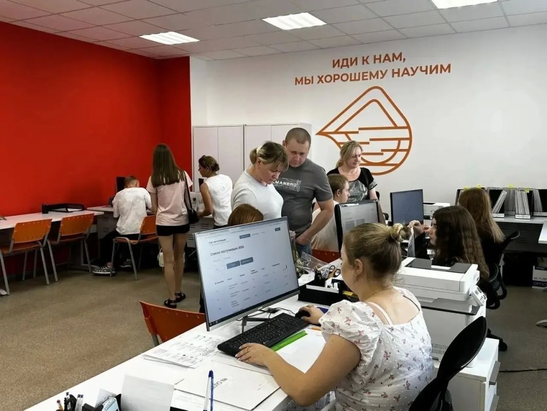 Студенты "Профессионалитета" помогают школьникам сделать осознанный выбор профессии Студенты "Профессионалитета" помогают школьникам сделать осознанный выбор профессии