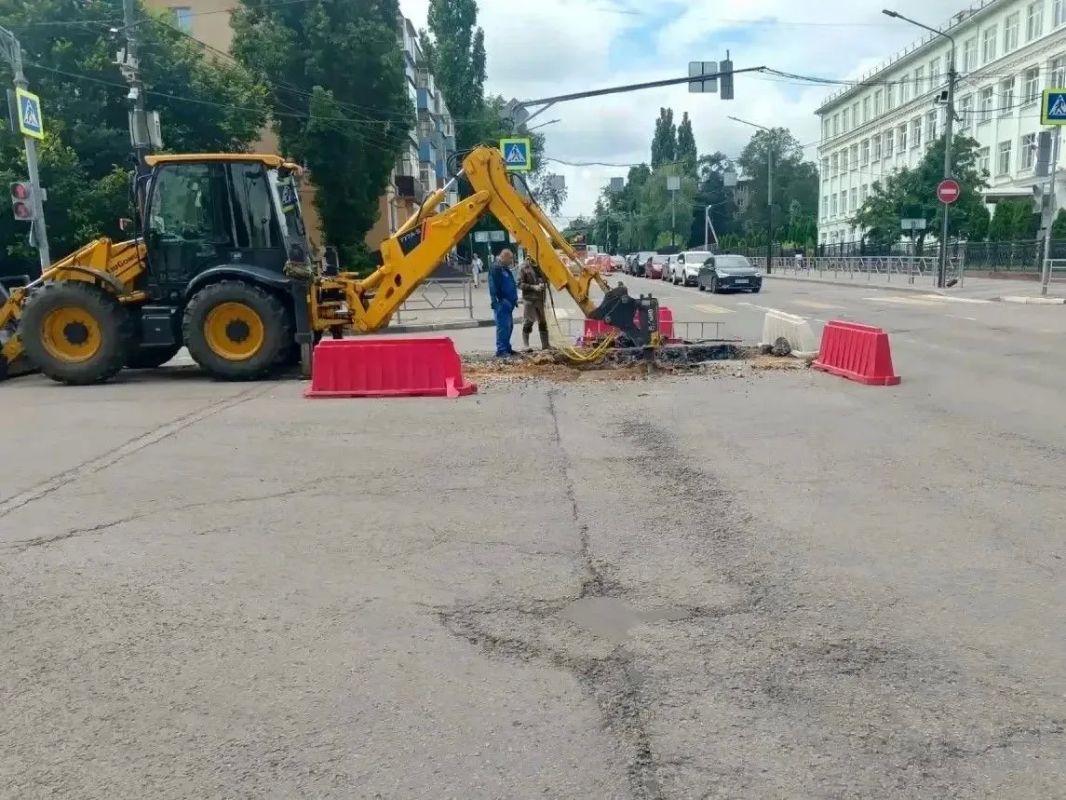 Укол в асфальт делает гидромолот на Первомайской в Липецке Укол в асфальт делает гидромолот на Первомайской в Липецке