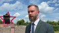 Возле памятника Танкистам обустроен футляр, в который после проложат методом горизонтально-направленного бурения новый коллектор диаметром 800 мм. Сейчас специалисты завершают благоустройство территории инертными материалами