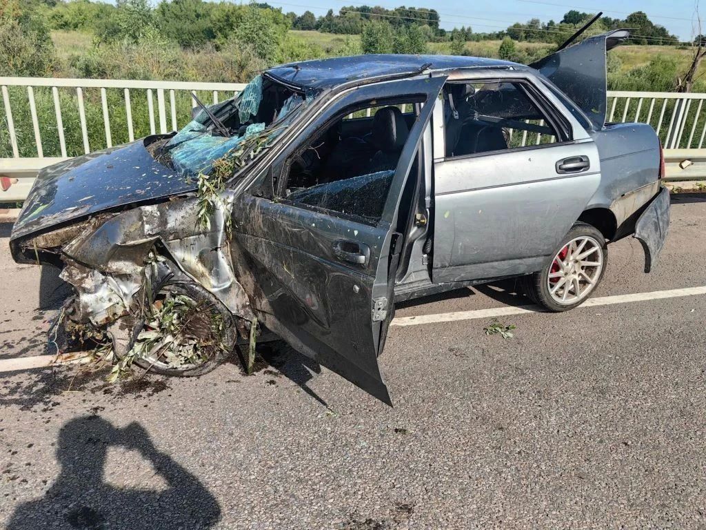 «Лада Приора» съехала в кювет и перевернулась вчера в Усманском округе