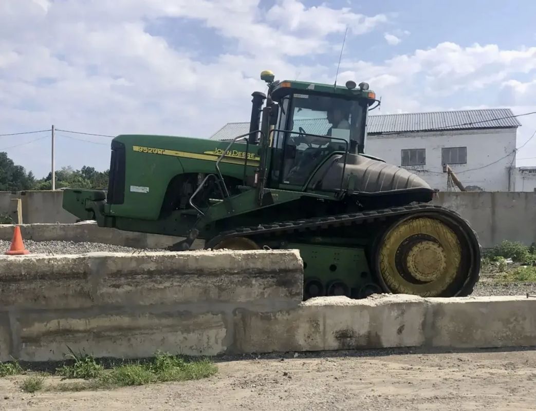 Перед приемом экзаменов на получение удостоверения тракториста-машиниста категорий С, D и Е в Усманском промышленно-технологическом колледже состоялась беседа с представителем пункта отбора на военную службу по контракту... Перед приемом экзаменов на получение удостоверения тракториста-машиниста категорий С, D и Е в Усманском промышленно-технологическом колледже состоялась беседа с представителем пункта отбора на военную службу по контракту...