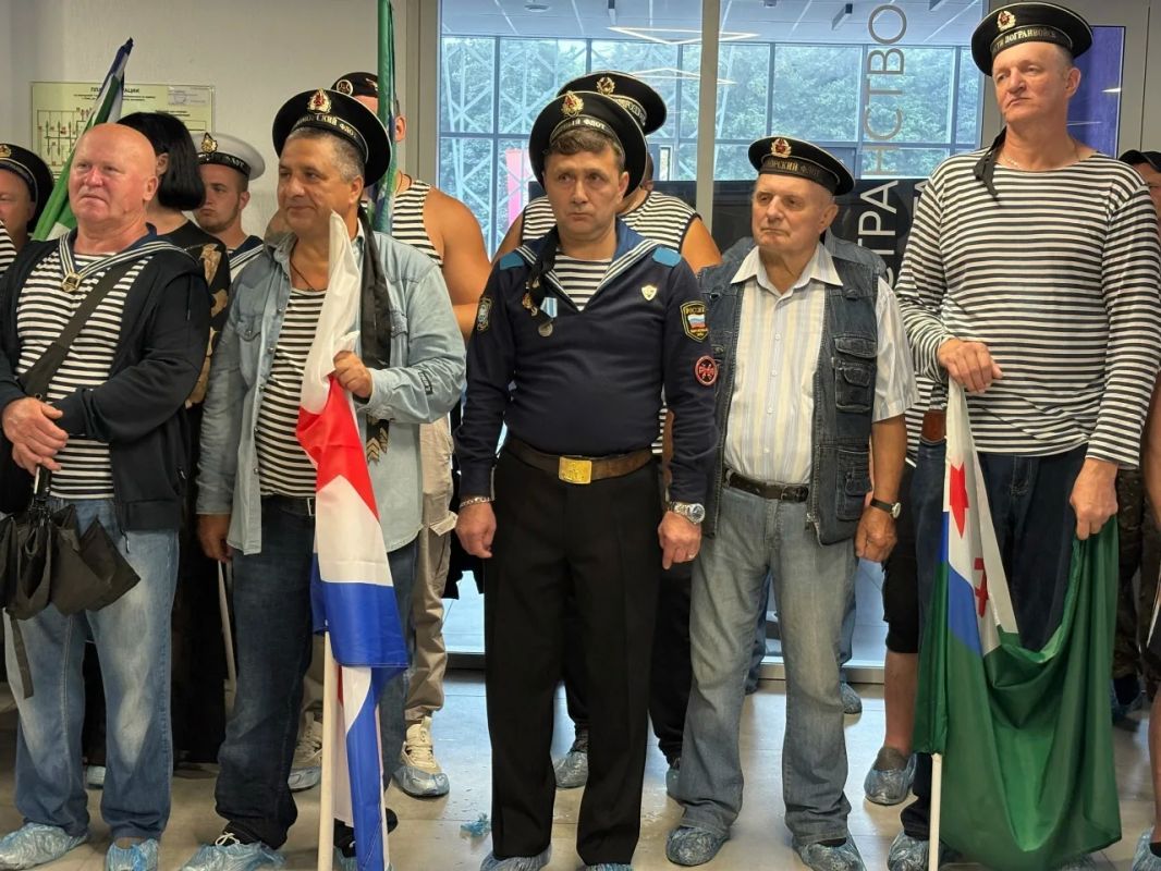 Дождь не помешал елецким морякам отметить День ВМФ и 330-летие Российского флота Дождь не помешал елецким морякам отметить День ВМФ и 330-летие Российского флота