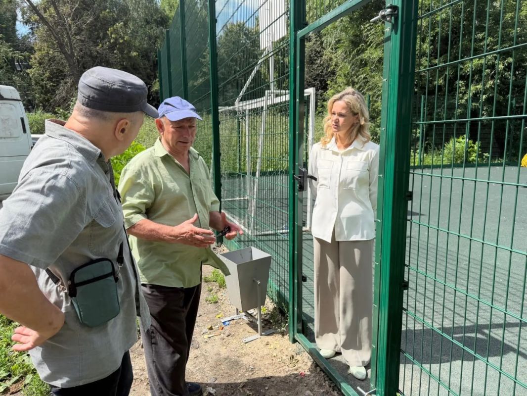 Депутат облсовета Елена Богомолова провела мониторинг состояния спортивных и придомовых площадок Депутат облсовета Елена Богомолова провела мониторинг состояния спортивных и придомовых площадок