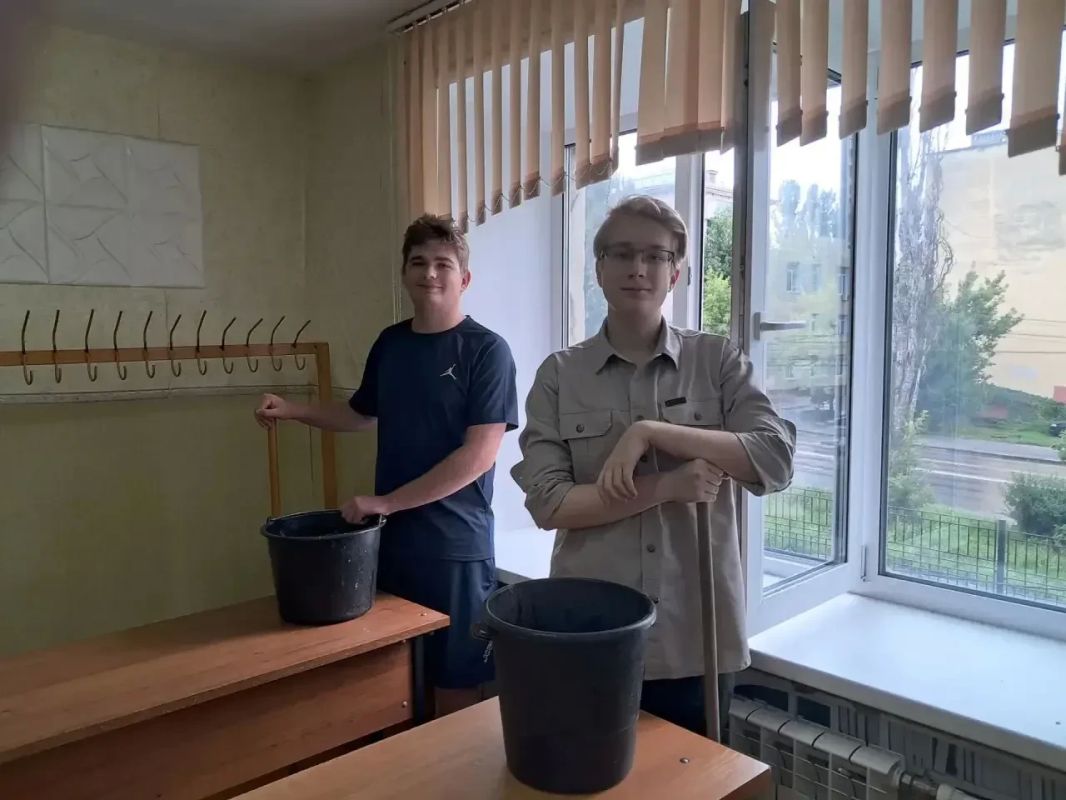 Молодёжь помогает готовить учебные учреждения к 1 сентября и поддерживает старшее поколение Молодёжь помогает готовить учебные учреждения к 1 сентября и поддерживает старшее поколение