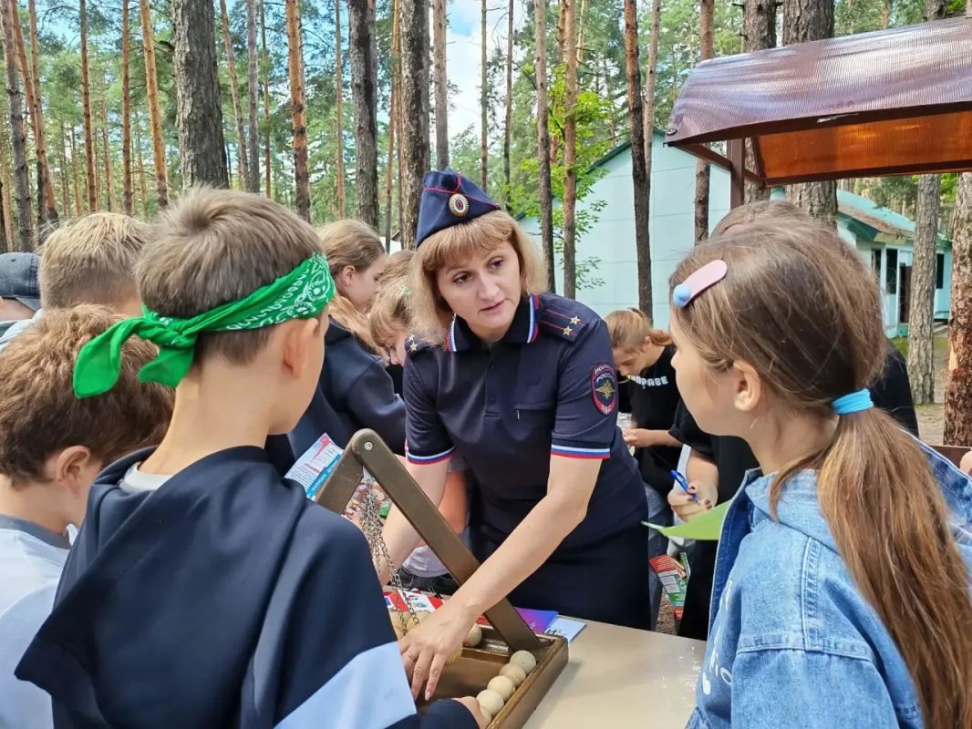 В Липецкой области в рамках акции «Интернет - БезОпасность» полицейские и общественники провели масштабную информационную игру для воспитанников летних лагерей В Липецкой области в рамках акции «Интернет - БезОпасность» полицейские и общественники провели масштабную информационную игру для воспитанников летних лагерей