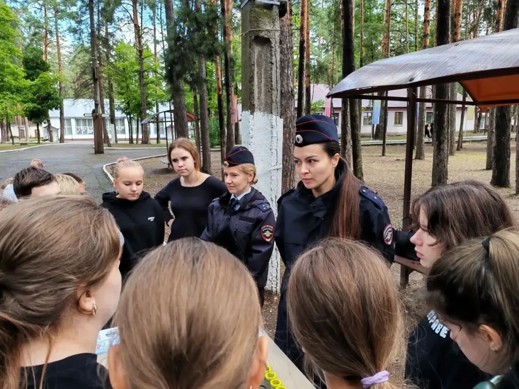 В Липецкой области в рамках акции «Интернет - БезОпасность» полицейские и общественники провели масштабную информационную игру для воспитанников летних лагерей В Липецкой области в рамках акции «Интернет - БезОпасность» полицейские и общественники провели масштабную информационную игру для воспитанников летних лагерей