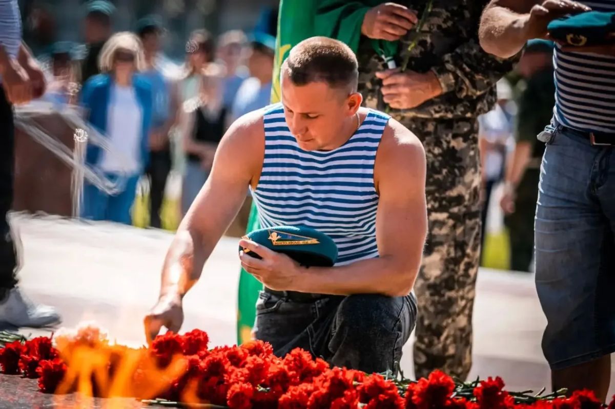 Игорь Артамонов поздравил десантников с праздником Игорь Артамонов поздравил десантников с праздником