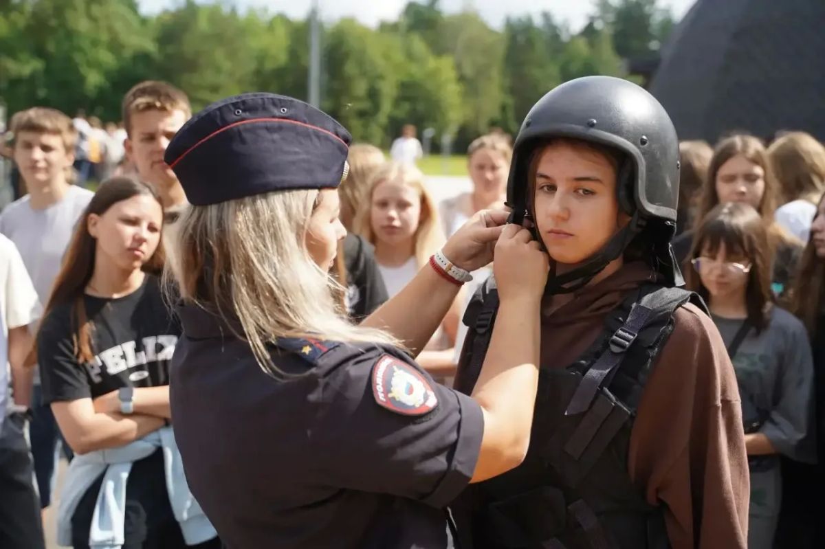 В Липецкой области в рамках акции «Будь в форме» полицейские и общественники встретились с отдыхающими летнего оздоровительного лагеря В Липецкой области в рамках акции «Будь в форме» полицейские и общественники встретились с отдыхающими летнего оздоровительного лагеря