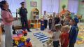 В Становлянском округе автоинспекторы рассказывают малышам о безопасном поведении на улице и дороге