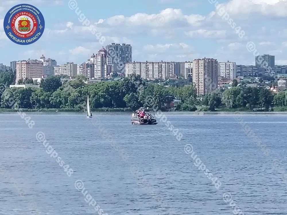 Переплыть реку Воронеж со стороны набережной Липецка решили два молодых человека, но не рассчитали свои силы