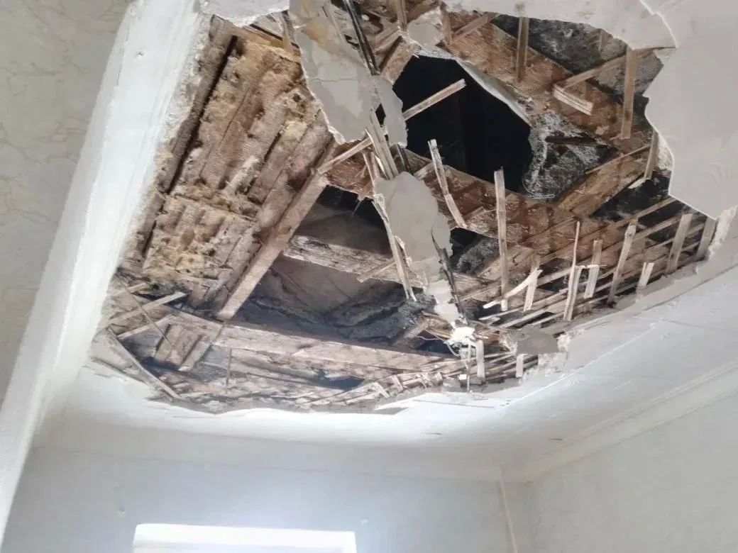 С дырой в потолке жили владельцы квартиры по адресу Коммунаров, 62 в Ельце, пока не вмешалась Госжилинспекция