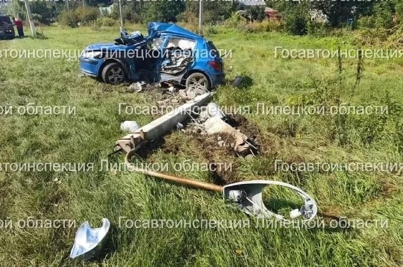 Превысил скорость и въехал в опору ЛЭП 48-летний водитель «Пежо» в Усманском округе