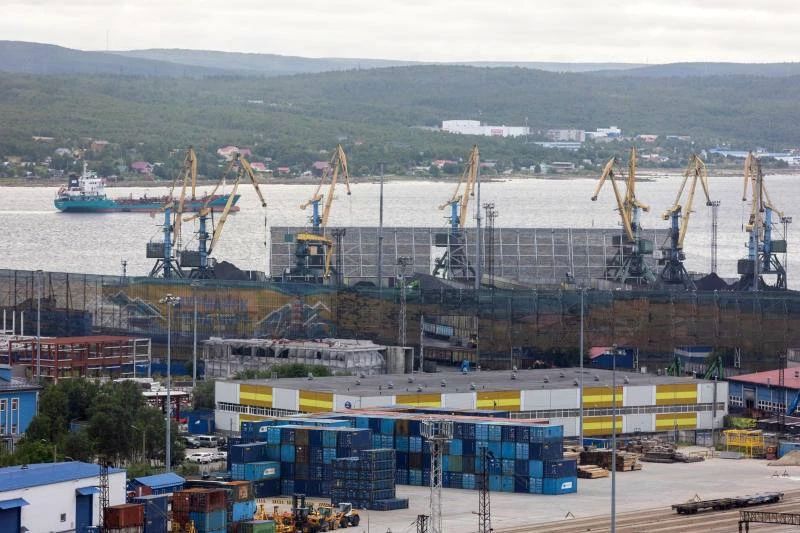 Первые прибывшие из Китая в Мурманск по Северному морскому пути контейнеры перегружают на ж/д платформы для дальнейшей отправки по России