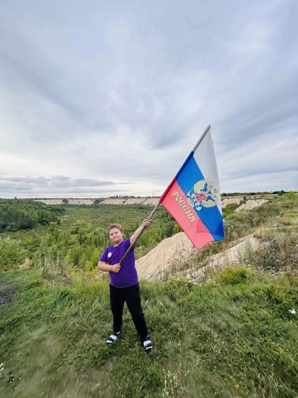 Учащиеся Липецкой области от малышей до студентов принимают участие в различных мероприятиях, патриотических фотоакциях в День Российского флага Учащиеся Липецкой области от малышей до студентов принимают участие в различных мероприятиях, патриотических фотоакциях в День Российского флага