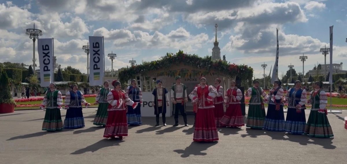 Песнями и танцами радовала Липецкая область гостей «Вкусов России» в День Государственного флага России Песнями и танцами радовала Липецкая область гостей «Вкусов России» в День Государственного флага России