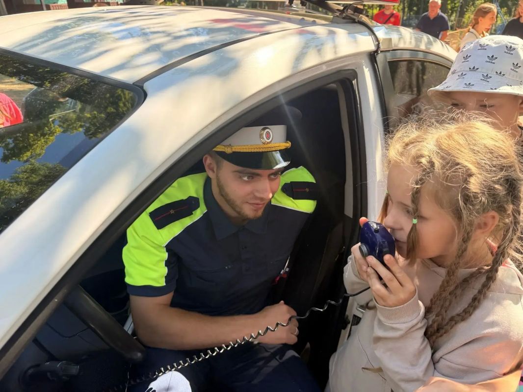 Елецкие транспортные полицейские провели профилактическую акцию в детском лагере «Белая березка» Елецкие транспортные полицейские провели профилактическую акцию в детском лагере «Белая березка»