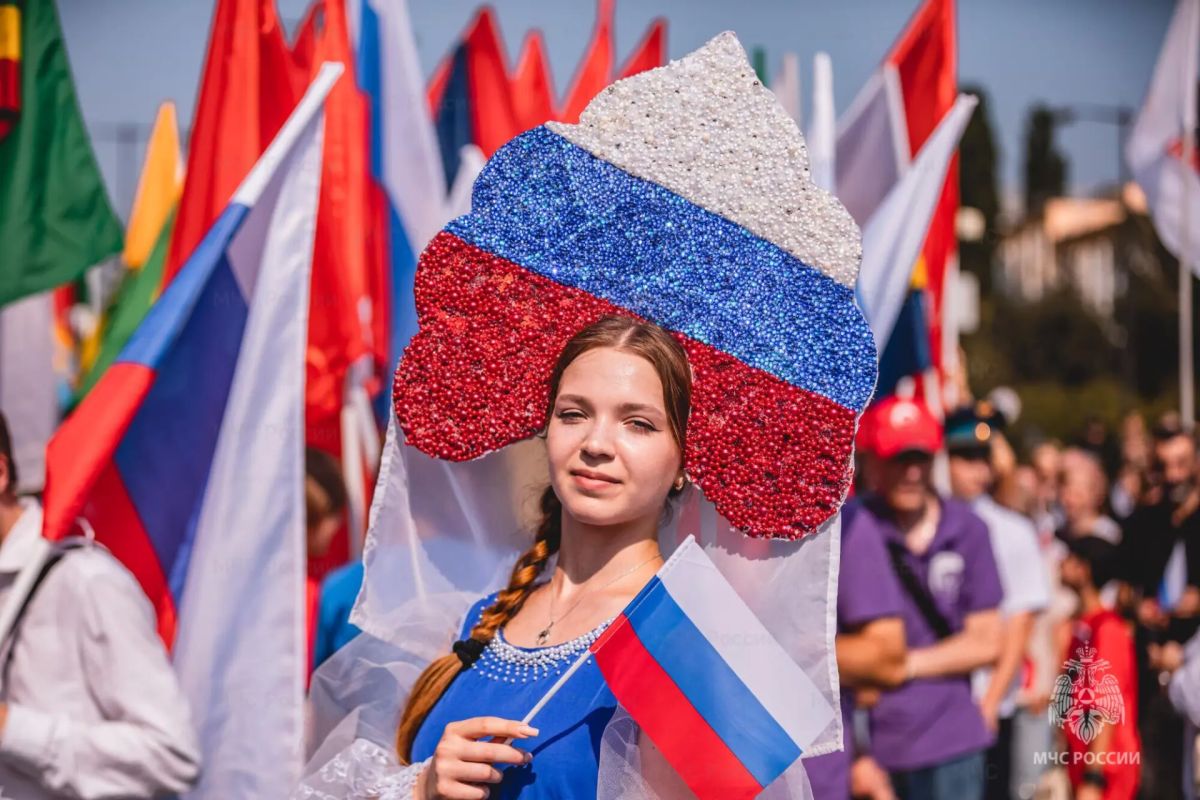 Молодёжный совет МЧС Липецкой области присоединился к шествию с огромным триколором в День Государственного флага Молодёжный совет МЧС Липецкой области присоединился к шествию с огромным триколором в День Государственного флага