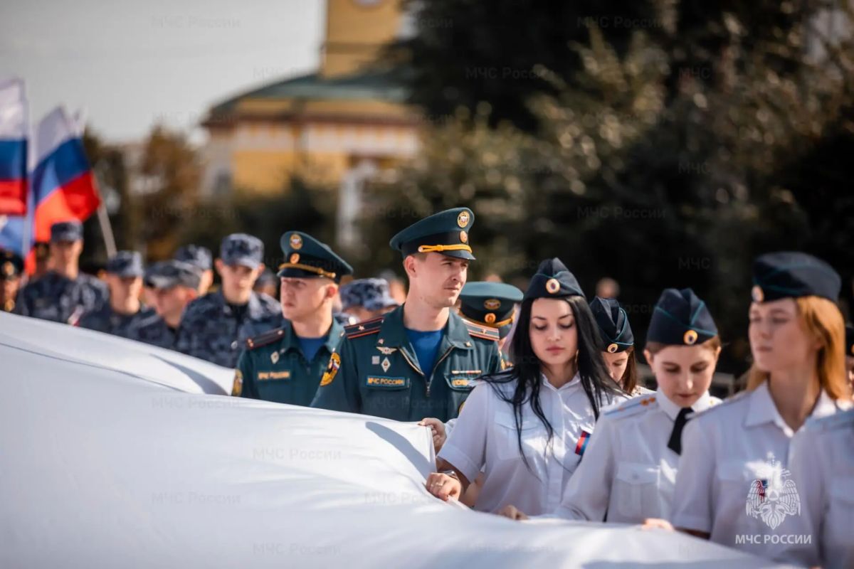 Молодёжный совет МЧС Липецкой области присоединился к шествию с огромным триколором в День Государственного флага Молодёжный совет МЧС Липецкой области присоединился к шествию с огромным триколором в День Государственного флага