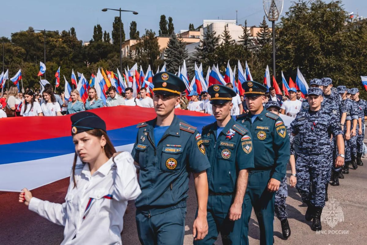 Молодёжный совет МЧС Липецкой области присоединился к шествию с огромным триколором в День Государственного флага Молодёжный совет МЧС Липецкой области присоединился к шествию с огромным триколором в День Государственного флага