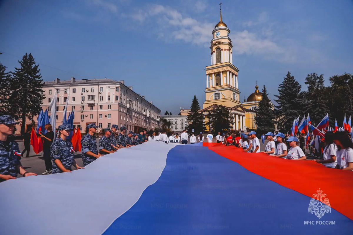 Молодёжный совет МЧС Липецкой области присоединился к шествию с огромным триколором в День Государственного флага Молодёжный совет МЧС Липецкой области присоединился к шествию с огромным триколором в День Государственного флага